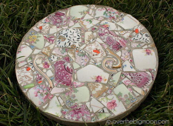 Broken Dishes Stepping Stones. Not only functional but also can be used to decorate your garden. Make the walk in your garden more exciting and fun. 