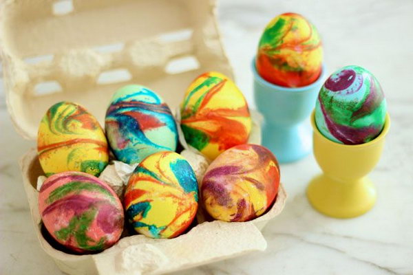 Swirled Easter eggs make a beautiful display. You can get this with only 3 simple steps: dye base color, get swirls through shavering cream and roll the eggs. 