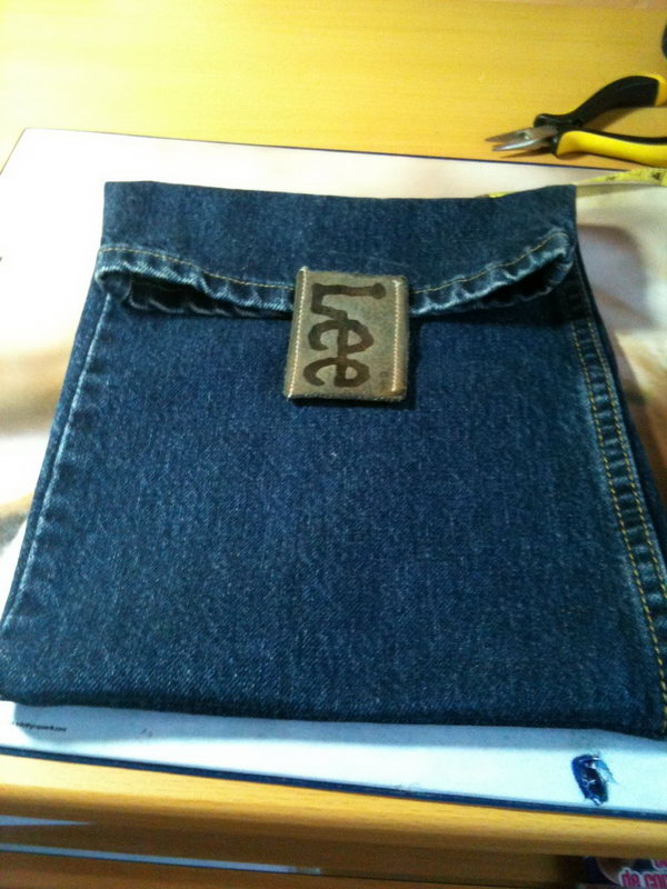 DIY iPad case out of old jeans. Next time ,don't just throw away your old jeans. Here's a creative way to turn them into a unique iPad case. 