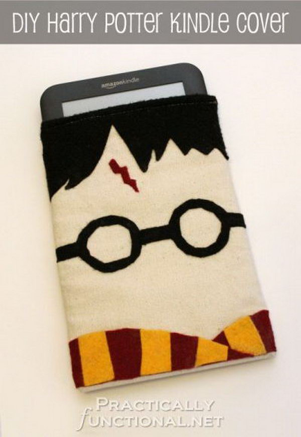 DIY Harry Potter Kindle Case. Are you a fan of Harry Potter? Here's a step by step tutorial to make your own kindle cover with felt embellishments. 