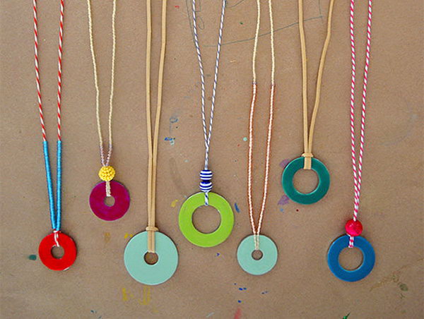 DIY Washer Necklaces with Nail Polish. It’s simple and fun to make these washer necklaces. I think kids will love these crafts very much. Here’s the detailed tutorial for your reference. 