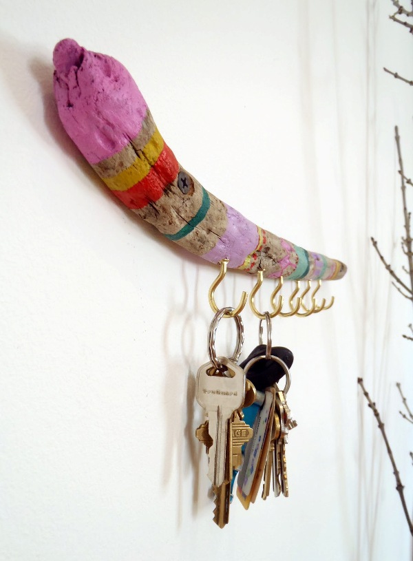 Easy Colorful DIY Driftwood Key Holder. The driftwood key holder will look even more amazing with some spray paints. See how to do it 