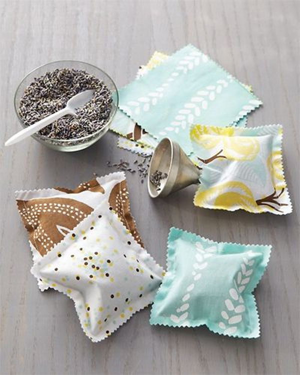 Scented Sachets. Place these scented sachets in a drawer to keep linens fresh or under a pillow for sweet dreams. See how to do it 