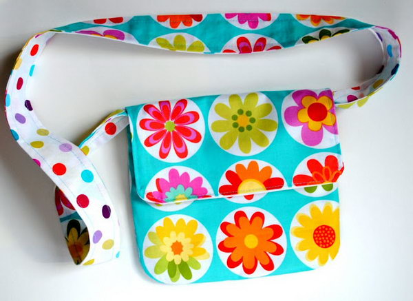 Mini Messenger Bag. These mini bags can be used to hold just a handful of things , such as keys, wallets, phones, etc. The perfect sewing project for the little girls. See how to do it 