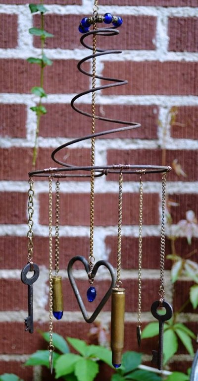 Whimsical Heart and Key Garden Wind Chimes. 
