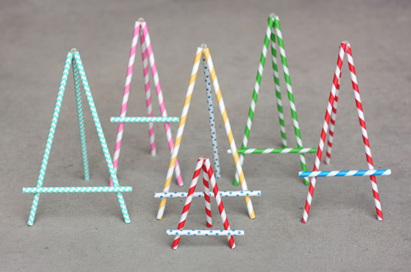 DIY Paper Straw Easel. See the tutorial 