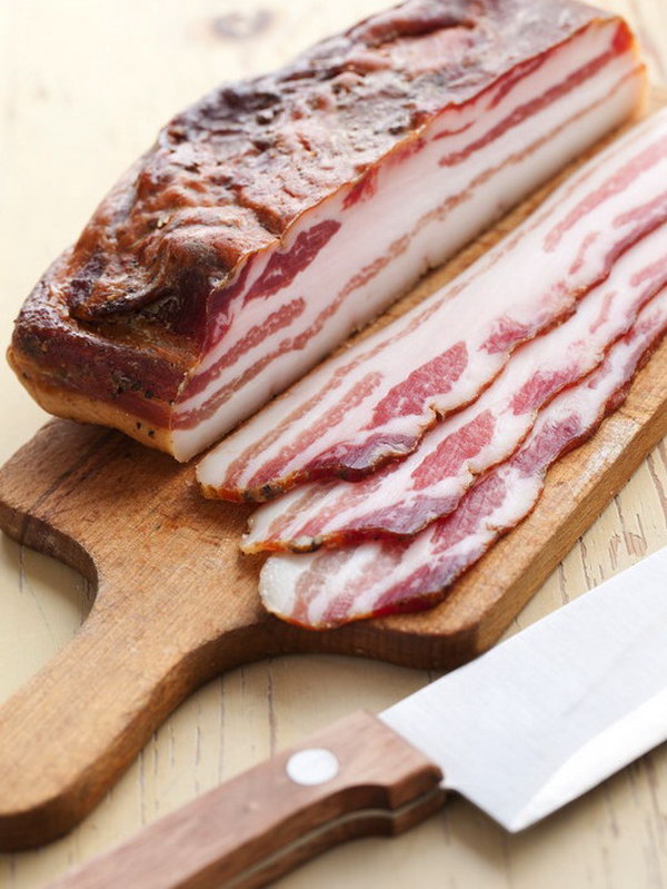 Keep Bacon from Curling Using Cold Water. To keep bacon for breakfast from curling by soaking it in cold water for two minutes before frying it and then drying well with paper towel. 