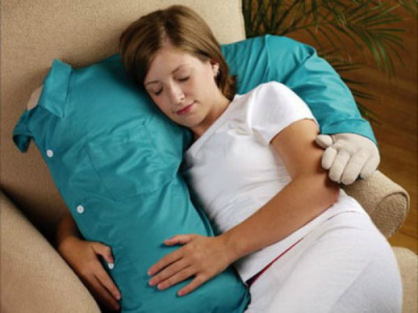 DIY Boyfriend Pillow. This is perfect gag gift for those people who feels lonely in nights. 