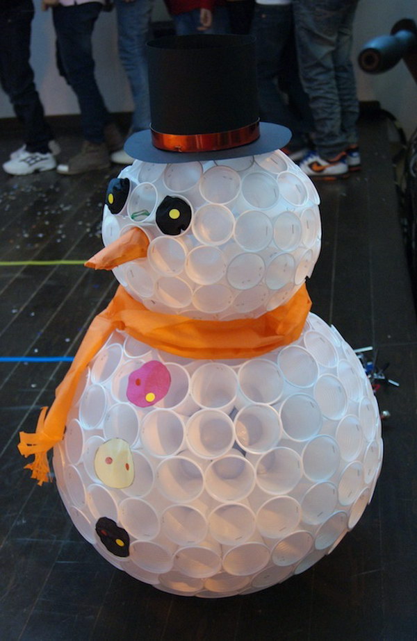 DIY Plastic Cups Snowman. 