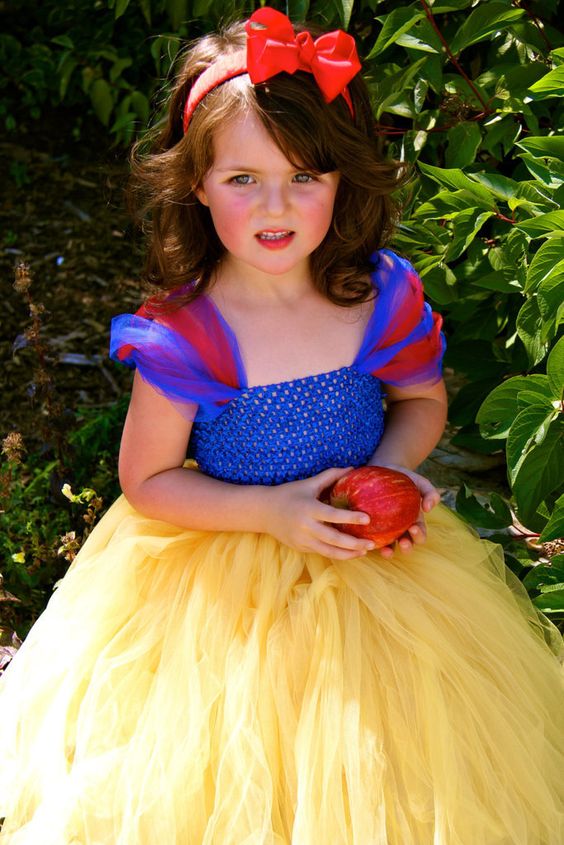 Snow White Halloween costume. 