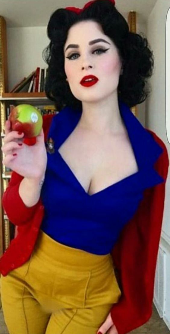 Snow White Halloween costume. 