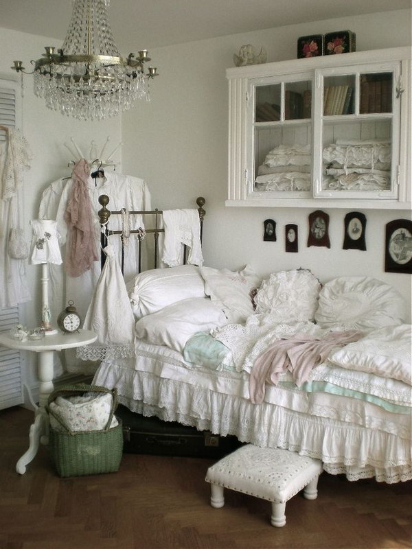 Small Chic Bedroom. 