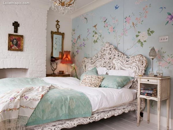 Floral Shabby Chic Bedroom. 