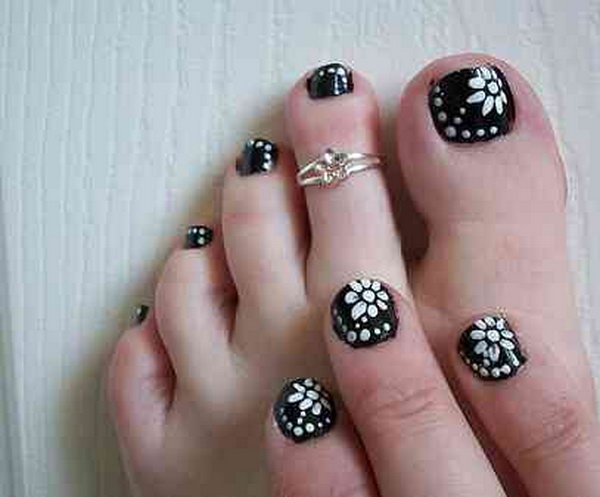 Black and White Flower Toe Nail. 