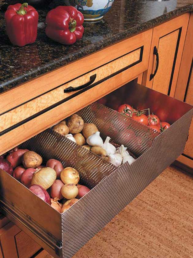Ventilated drawer to store non refrigerated foods (tomatoes, potatoes, garlic, onions). 